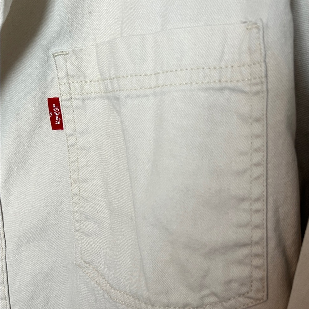 Levi's women’s Light Cream Button-Down Work Shirt - Picture 3 of 6
